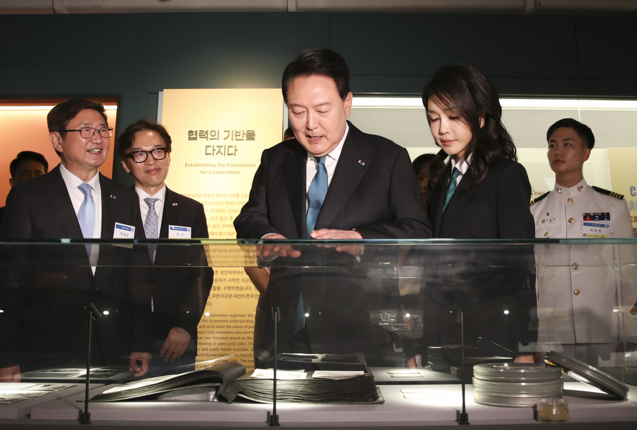 윤석열 대통령과 김건희 여사가 25일 서울 종로구 대한민국역사박물관에서 열린 '한미동맹 70주년 특별전'을 관람하고 있다. [연합]