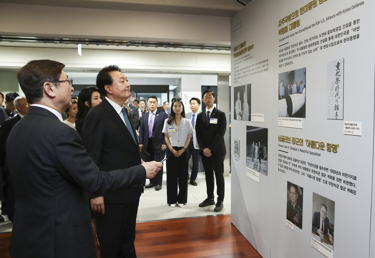 윤석열 대통령과 김건희 여사가 25일 서울 종로구 대한민국역사박물관에서 열린 '한미동맹 70주년 특별전'을 찾아 '한-미 동맹의 6대 드라마 '전을 관람하며 박보균 문화체육관광부 장관의 설명을 듣고 있다. [연합]