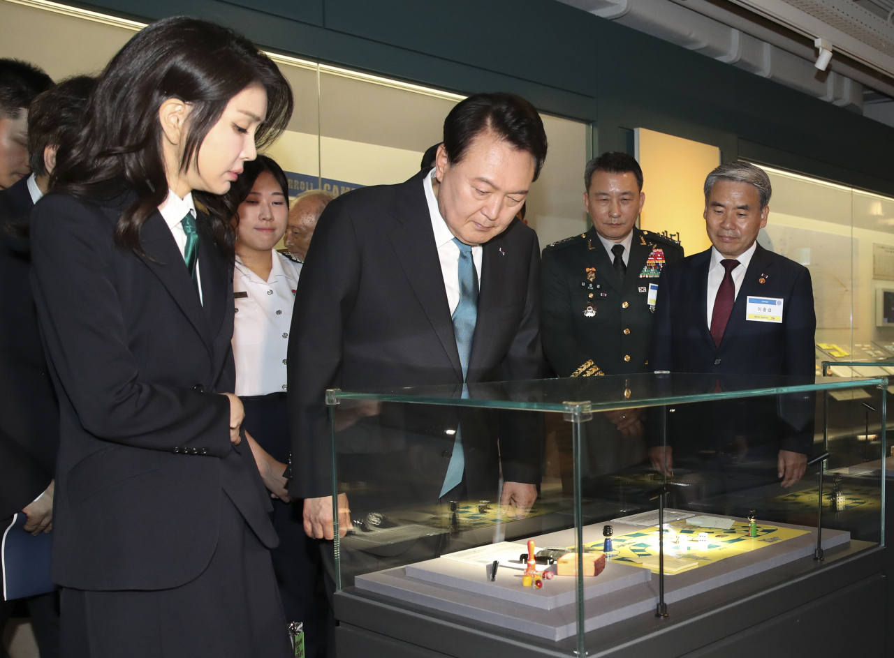 윤석열 대통령과 김건희 여사가 25일 서울 종로구 대한민국역사박물관에서 열린 '한미동맹 70주년 특별전'을 관람하고 있다. [연합]