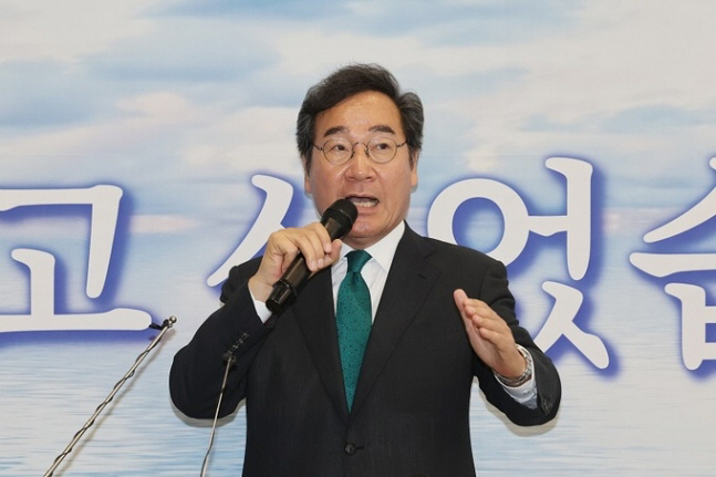 이낙연 전 더불어민주당 대표가 1년여의 미국 체류를 마치고 지난 24일 인천국제공항을 통해 귀국한 자리에서 지지자들을 향해 발언하고 있다.[연합]