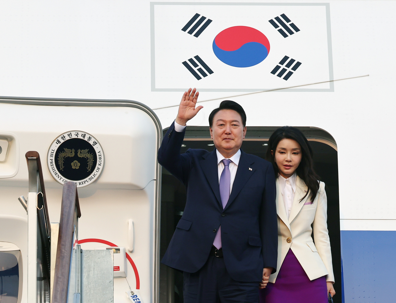 프랑스·베트남 방문을 마친 윤석열 대통령과 김건희 여사가 24일 오후 성남 서울공항에 도착해 공군 1호기에서 내리며 손을 들어 인사하고 있다. [연합]