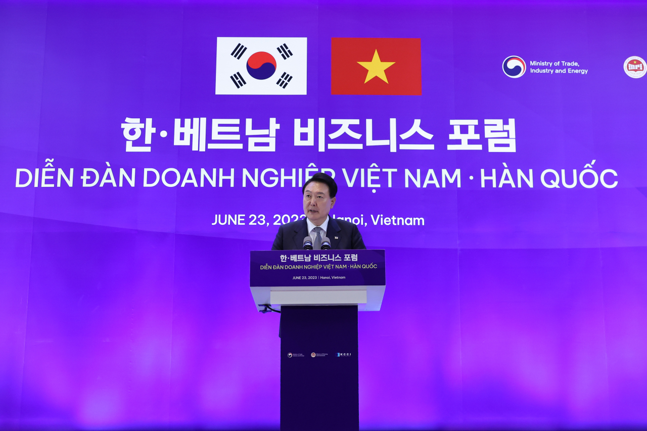 윤석열 대통령이 23일 하노이 한 호텔에서 열린 한·베트남 비즈니스 포럼에서 축사하고 있다. [연합]