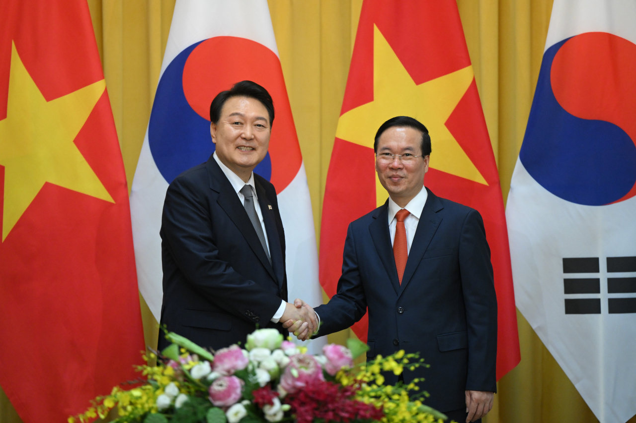 베트남을 국빈 방문 중인 윤석열 대통령과 보 반 트엉 베트남 국가주석이 23일(현지시간) 하노이 주석궁에서 열린 한·베트남 정상회담에서 악수하고 있다. [연합]