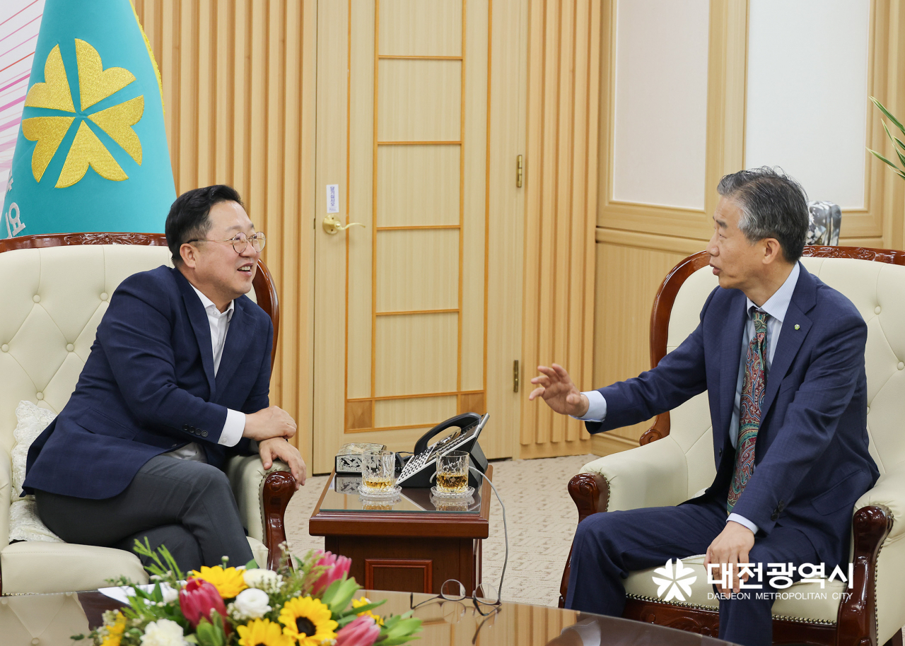 조성돈 한국원자력환경공단 이사장(왼쪽)은 20일 이장우 대전시장을 면담하고 중저준위 방폐물 현안에 대해 의견을 교환했다.[한국원자력환경공단 제공]