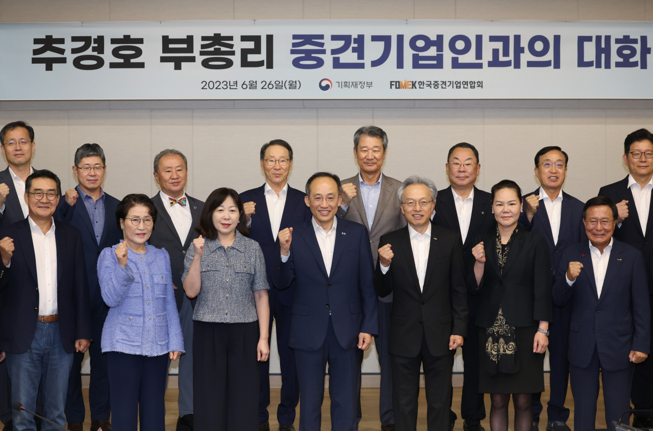 추경호(앞줄 가운데) 부총리 겸 기획재정부 장관이 26일 서울 마포구 상장회사회관에서 열린 중견 기업인과의 간담회에 참석, 기업인들과 함께 기념사진을 찍고 있다.[기획재정부 제공]