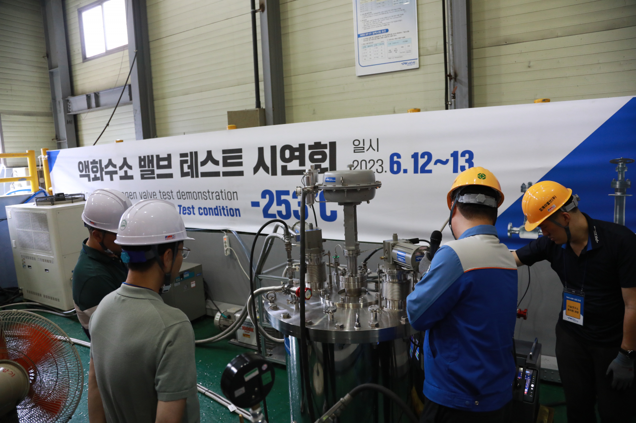 경남 창원 피케이밸브 생산공장에서 직원들이 액화수소용 밸브의 성능 검증을 진행하고 있다. [STX 제공]