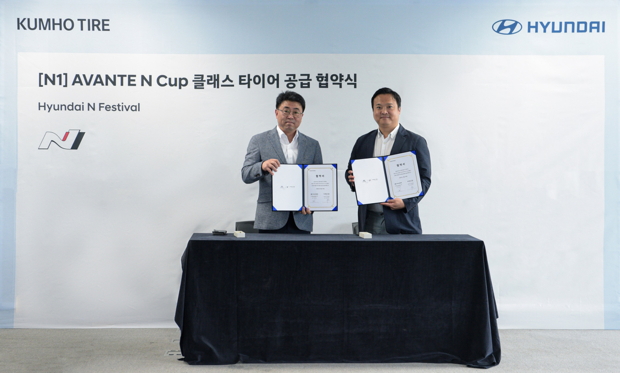 윤장혁(왼쪽부터) 금호타이어 G.마케팅담당 상무와 박준우 현대차 N브랜드매니지먼트실 상무가 협약식에서 기념사진을 촬영하고 있다. [현대차 제공]