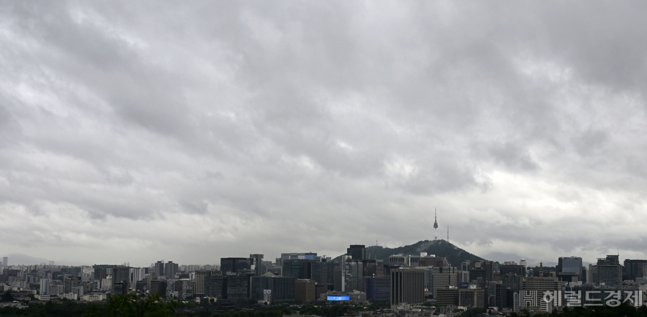 본격적인 장마가 시작되면서 장마전선이 북상하고 있는 가운데 26일 오전 서울 종로구 인왕산에서 바라본 서울 도심의 하늘에 먹구름이 잔뜩 끼어 있다. 이상섭 기자