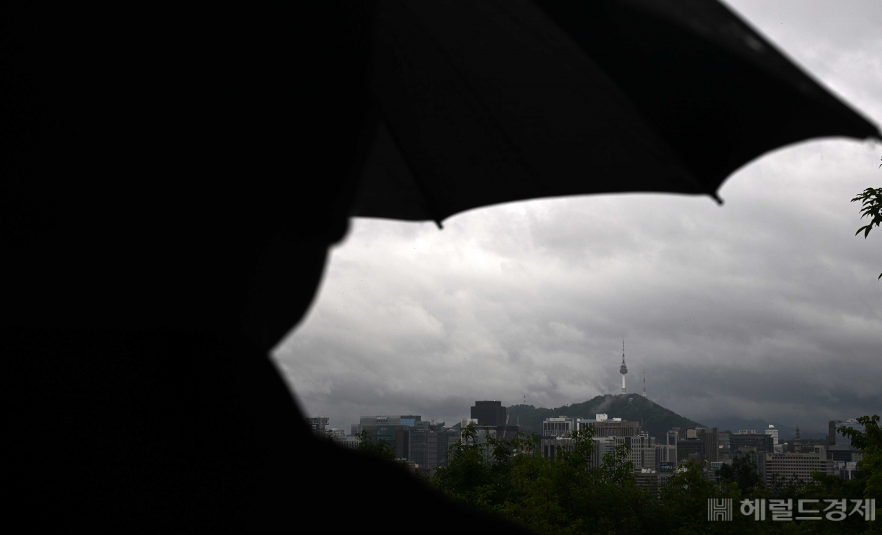본격적인 장마가 시작되면서 장마전선이 북상하고 있는 가운데 26일 오전 서울 종로구 인왕산에서 바라본 서울 도심의 하늘에 먹구름이 잔뜩 끼어 있다. 이상섭 기자