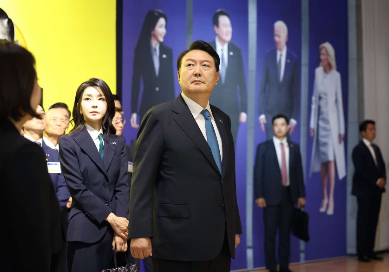 윤석열 대통령과 김건희 여사가 지난 25일 서울 종로구 대한민국역사박물관에서 열린 ‘한미동맹 70주년 특별전’을 관람하고 있다. [연합]