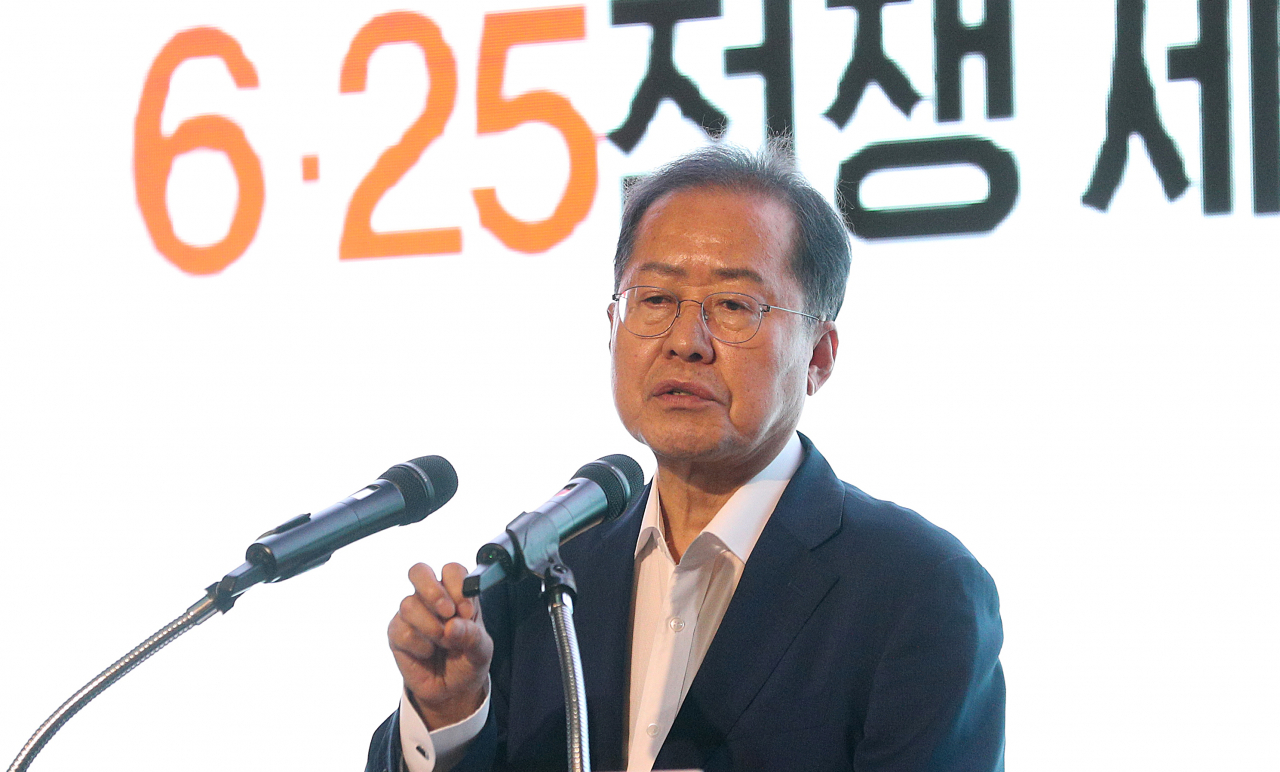 홍준표 대구시장이 25일 오전 대구 수성구 범어동 그랜드호텔에서 열린 '6·25전쟁 제73주년 행사'에서 인사말하고 있다. [연합]
