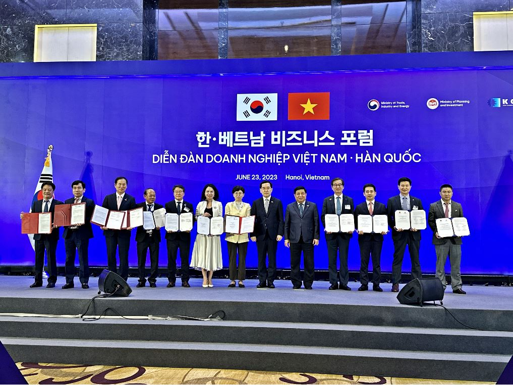 지난 23일(현지시간) 베트남 하노이에서 열린 MOU 체결식 참석자들이 기념촬영을 하고 있다. 왼쪽 여덟 번째부터 이창양 산업통상자원부 산업부장관, 응우옌 찌 중 베트남 기획투자부 장관, 강구영 KAI 사장, 부 뚜언 안 VTX 사장. [KAI 제공]