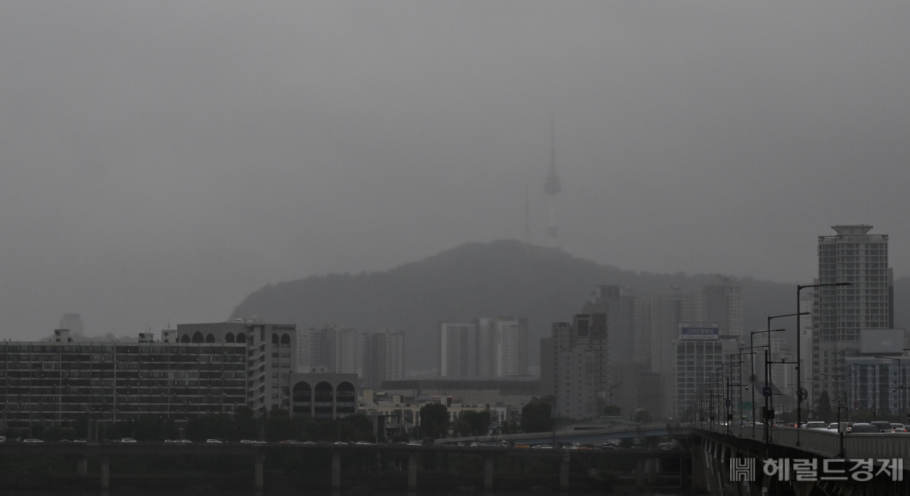 26일 서울 영등포구 여의도 원효대교 남단에서 바라본 남산 일대가 비구름으로 인해 흐린 모습을 보이고 있다. 임세준 기자
