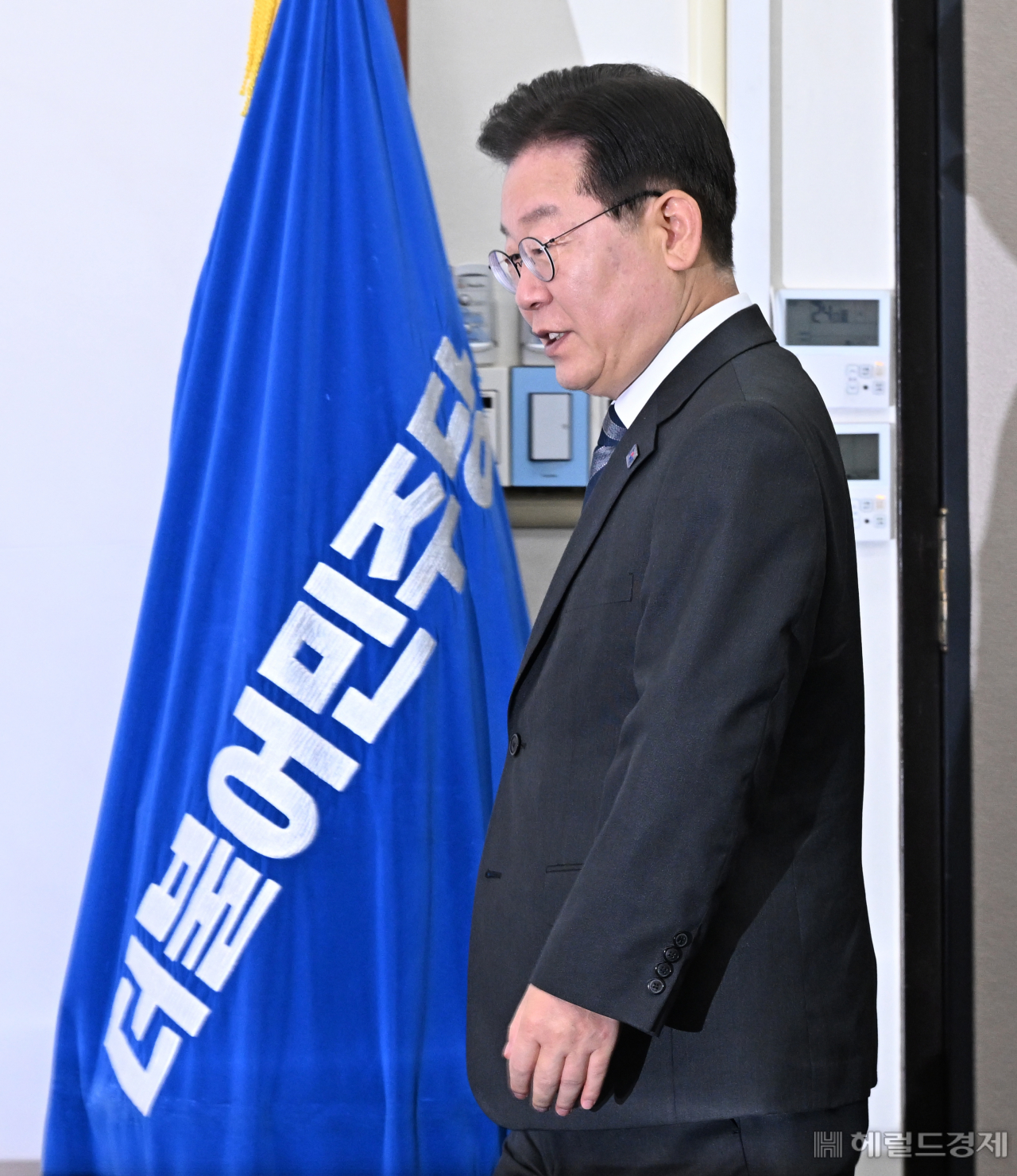 이재명 더불어민주당 대표가 26일 서울 영등포구 여의도 국회에서 열린 최고위원회의에 참석하고 있다. 임세준 기자