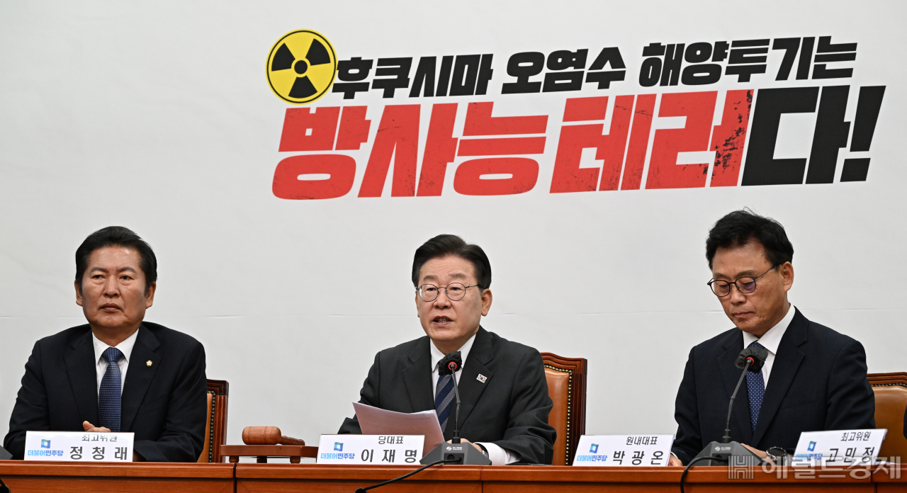 이재명(가운데) 더불어민주당 대표가 26일 서울 영등포구 여의도 국회에서 열린 최고위원회의에 참석해 발언하고 있다. 임세준 기자