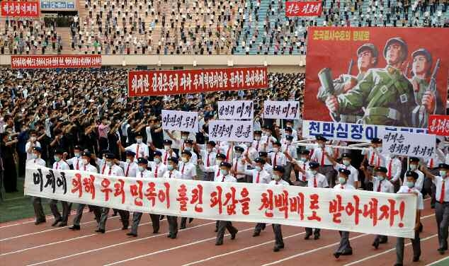 북한 노동신문은 전날 6·25전쟁 발발 73주년을 맞아 전국 각지에서 대규모 반미집회를 열었다고 26일 보도했다. 신문은 “6·25 미제반대투쟁의 날 군중집회가 각 도에서 진행됐다”며 “원한 서린 6·25의 피값을 백배, 천배로 받아내고야 말 멸적의 의지로 만장약된 군중들로 차고 넘쳤다”고 전했다. [평양 노동신문=뉴스1]