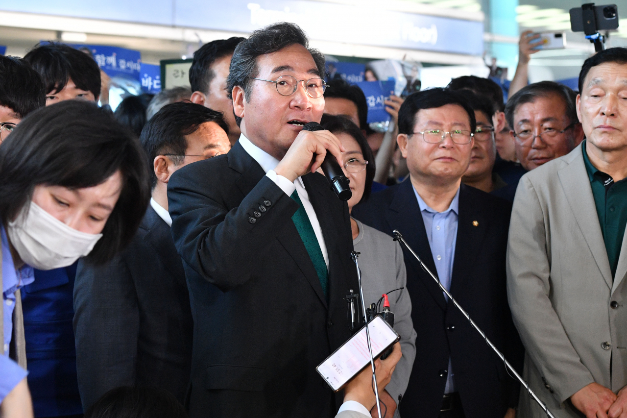 이낙연 전 더불어민주당 대표가 1년간의 미국 유학 생활을 마친 뒤 24일 오후 인천국제공항을 통해 귀국한 뒤 지지자들을 향해 발언하고 있다. [연합]