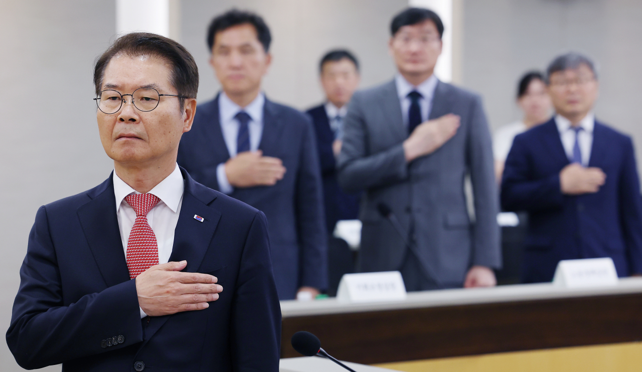 이정식 고용노동부 장관이 26일 오전 서울 중구 서울고용노동청에서 열린 노동개혁 추진 점검회의에 앞서 국기에 경례를 하고 있다. 연합뉴스