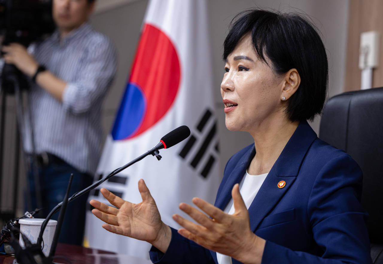 퇴임을 하루 앞둔 전현희 국민권익위원장이 26일 오전 정부서울청사에서 이임 기자간담회를 갖고 퇴임 소회를 밝혔다. 전 위원장은 27일 오후 이임식을 가질 예정이다. [연합]