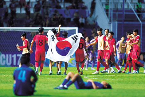 4강진출을 자축하는 선수들 [대한축구협회 제공]