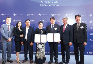 정원주(오른쪽 두번째) 대우건설 회장과 한승(오른쪽 세번째) 대우건설 해외사업단장이 베트남 신재생에너지기업 TTA의 응우엔 티 응옥(왼쪽 두번째) 회장 등 관계자와 MOU를 체결하는 모습