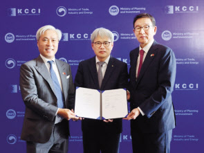 MOU 체결식에서 돈 디 람(왼쪽부터) 비나캐피탈 최고경영자(CEO), 윤희성 수출입은행 행장, 허용수 GS에너지 사장이 기념촬영을 하는 모습
