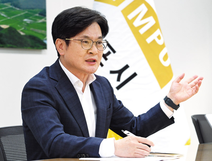 김병수 김포시장은 19일 경기도 김포시청에서 진행한 헤럴드경제와 인터뷰에서 “지하철 5호선 김포 연장을 위해 5년간 발로 뛰어 왔다. 가장 김포시민을 위하고 경제성이 높은 노선으로 확정되기를 기대한다”고 밝혔다. 김포=임세준 기자