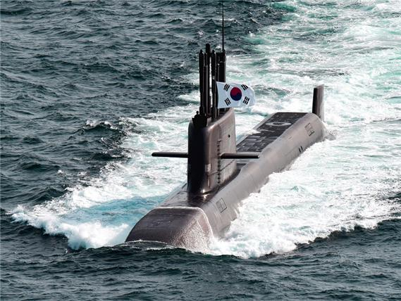 해군은 26일 지난달 장교 2명에 이어 최근 잠수함 승조 여군 부사관 7명을 선발했다며 올해 교육을 받은 뒤 내년부터 3000t급 잠수함에서 근무할 예정이라고 밝혔다. 3000t급 중형잠수함 도산안창호함 항해사진. [헤럴드DB]