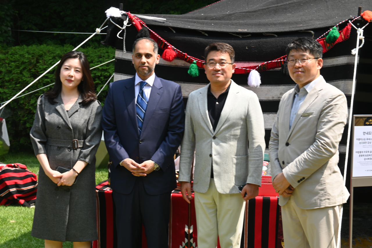 Qatari Ambassador to Korea Khalid bin Ibrahim Al-Hamar(second from left) introduces Majlis and peculiar aspects of Qatari culture to guests at Arabian Days & Nights event in southern Seoul on Friday. (Sanjay Kumar/The Korea Herald)