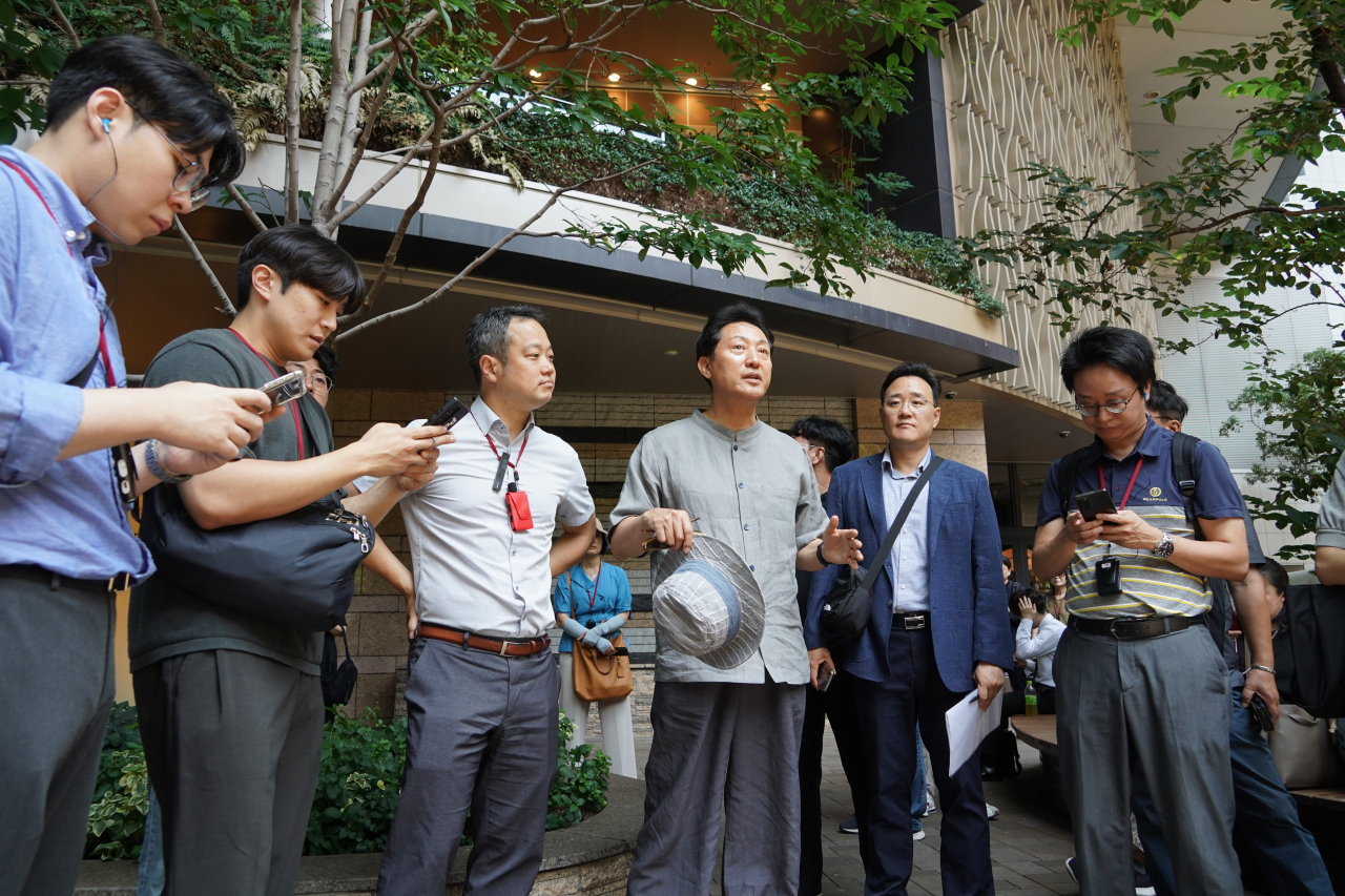 오세훈 서울시장이 25일 도쿄 마루노우치 지구를 방문해 녹지 공간을 둘러보고 있다. [서울시 제공]