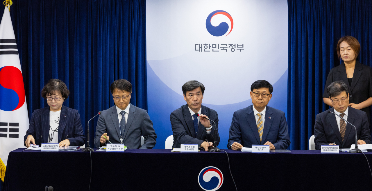 박구연 국무조정실 1차장(왼쪽 세 번째)이 26일 오전 정부서울청사에서 열린 후쿠시마 원전 오염수 방류 관련 일일브리핑에서 발언하고 있다. [연합]