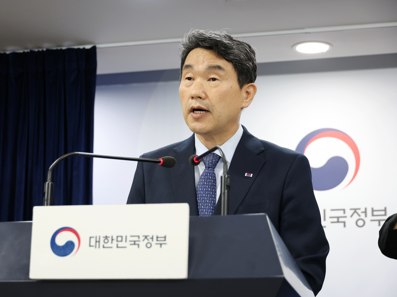 이주호 교육부 장관 겸 사회부총리가 26일 사교육 경감대책 발표 기자회견에서 질문에 답하고 있다. [교육부 제공]