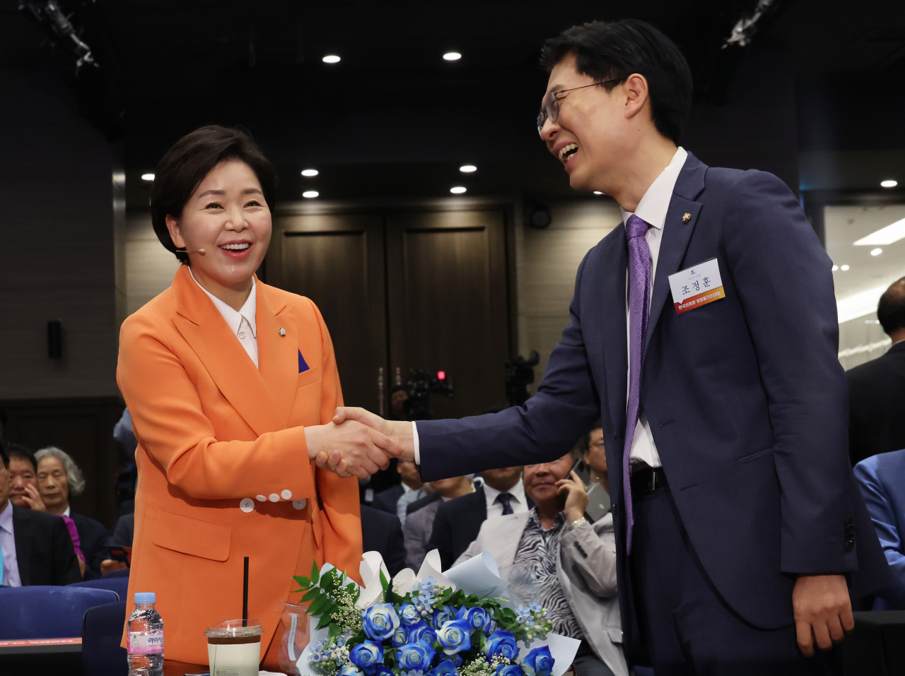 양향자 한국의희망 창당준비위원장이 26일 서울 여의도에서 열린 한국의희망 창당발기인대회에서 참석자들과 인사하고 있다. 연합뉴스