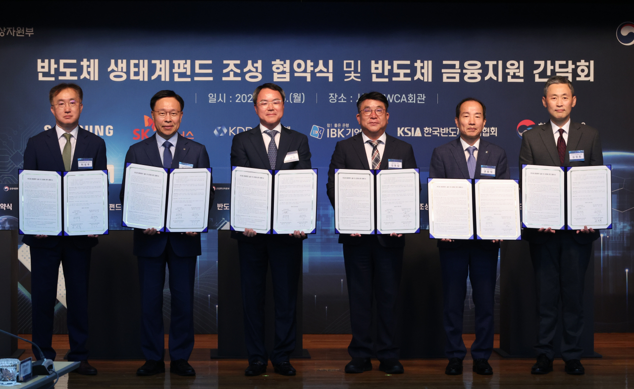 26일 오후 서울 중구 서울 YWCA 회관에서 열린 ‘반도체 생태계 펀드’ 조성 협약식에서 허길영(왼쪽 세번째) 삼성전자 부사장, 김동섭(왼쪽 네번째) SK하이닉스 사장 등 협약 당사자들이 서명 후 기념촬영 하고 있다.[연합]
