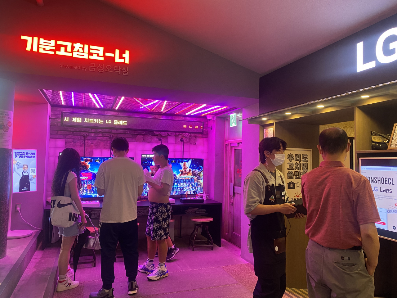 26일 오후 경동극장을 리모델링한 복합문화공간 ‘경동 1960’이 방문객으로 붐비고 있다. 신주희 기자