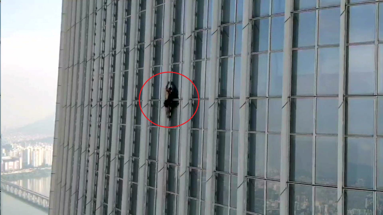 롯데월드타워를 등반하고 있는 영국인 조지 킹 톰프슨. [연합]