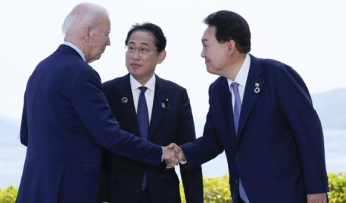 지난달 G7 정상회의에서 조 바이든 미국 대통령(왼쪽부터), 기시다 후미오 일본총리, 윤석열 대통령이 대화를 나누고 있다. [연합]