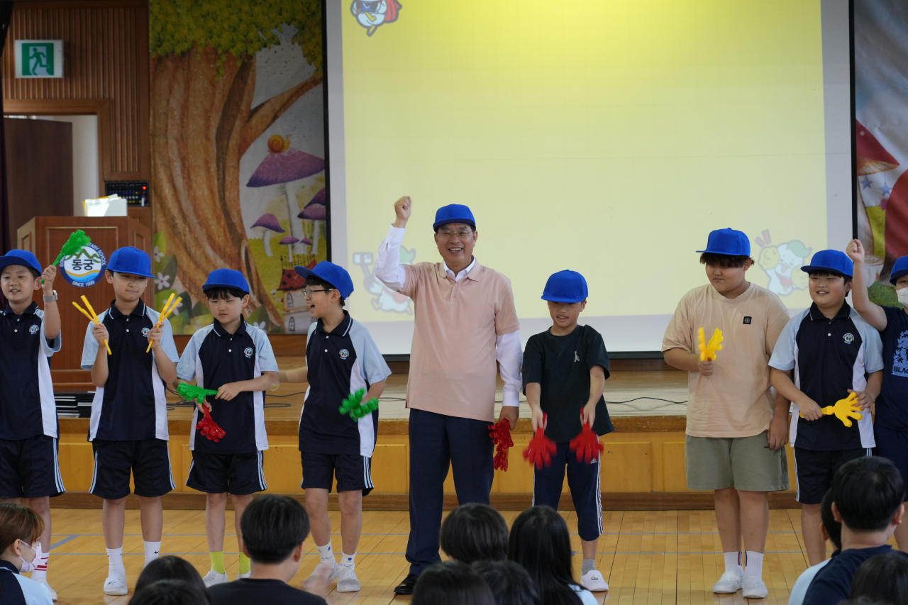 하윤수 부산시교육감(가운데)이 26일 오전 동궁초등학교에서 학생들과 함께 ‘찾아가는 부산 말하는 영어 1.1.1. 한마당 행사’에 참여하고 있다. [사진=부산교육청]