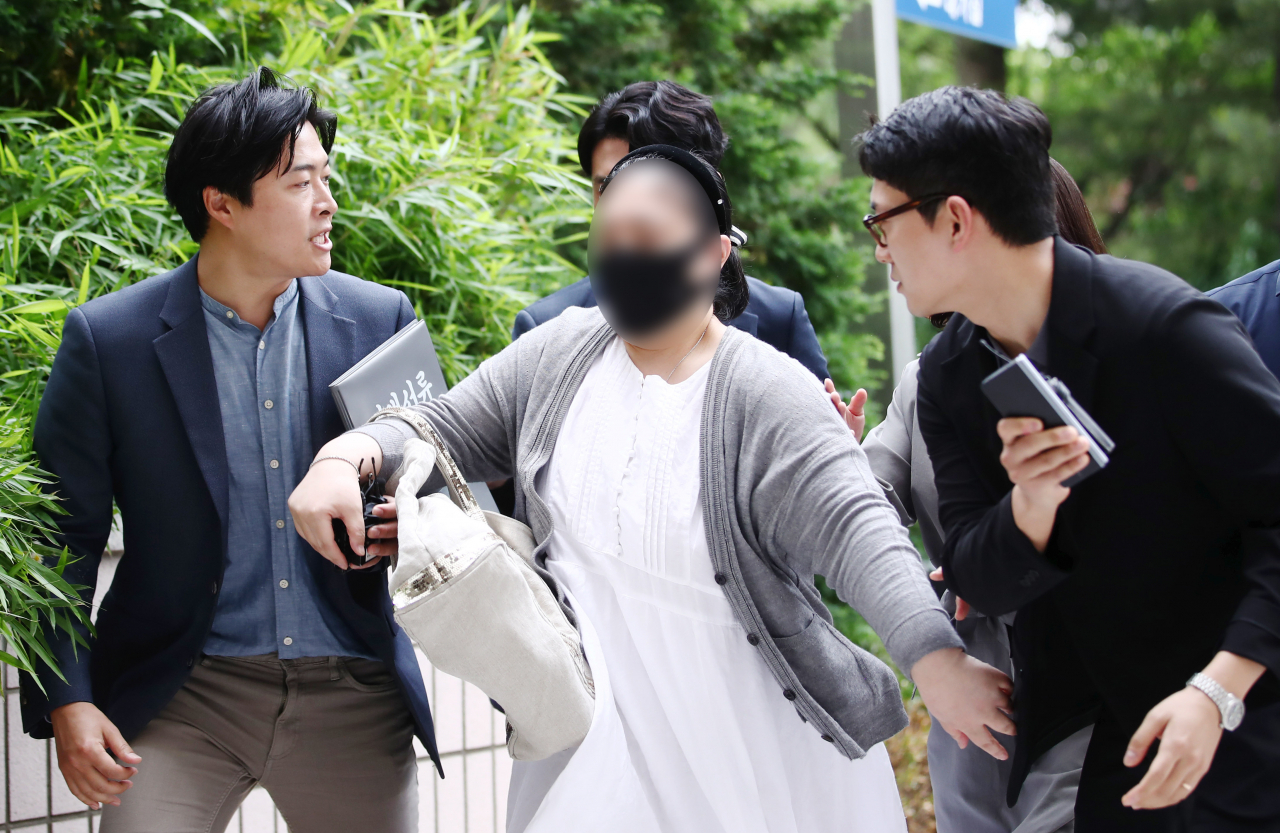 백화점 상품권에 투자하면 고수익을 보장하겠다고 회원들을 속여 142억원을 받아 가로챈 혐의를 받는 맘카페 운영자가 지난달 30일 구속 전 피의자 심문(영장실질심사)을 받기 위해 인천지법으로 들어서고 있다. [연합]
