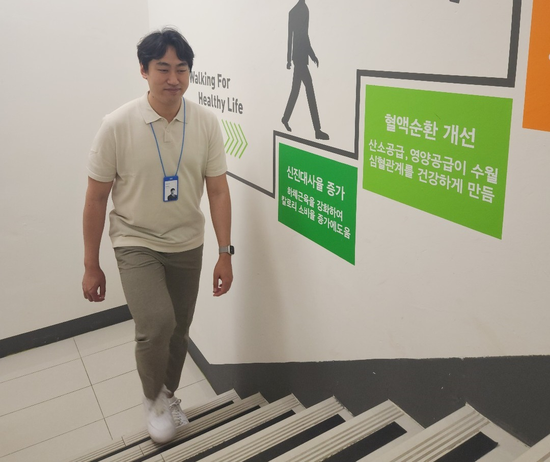 HK이노엔 직원이 걷기 캠페인에 참여하고 있다. [HK이노엔 제공]