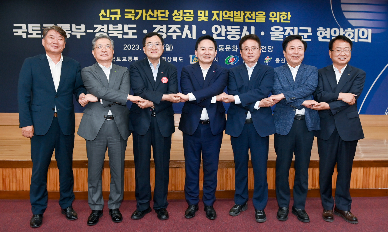 원희룡 국토교통부 장관, 이철우 경북도지 등이 26일 안동문화예술의 전당에서 열린 경주, 안동, 울진 신규 국가산업단지 성공 조성 등을 위한 회의에 앞서 사업시행자인 LH·경북개발공사 사장,지자체장들과 손을 맞잡고 상생 협력을 다짐하고 있다.[경북도 제공]