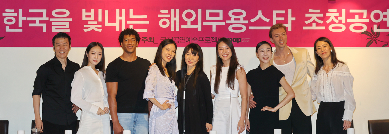 한국을 빛내는 해외무용스타 초청공연’ 무대에 오르는 안무가 김용걸, 현대무용가 최수진. 워싱턴발레단 수석무용수 지안 카를로 프레즈 알바레즈, 이은원, 허용순 예술감독, 빈 국립발레단 수석무용수 강효정, 보스턴 발레단 수석무용수 채지영, 마르코스 메나, 안무가 조주현(왼쪽부터). [연합]
