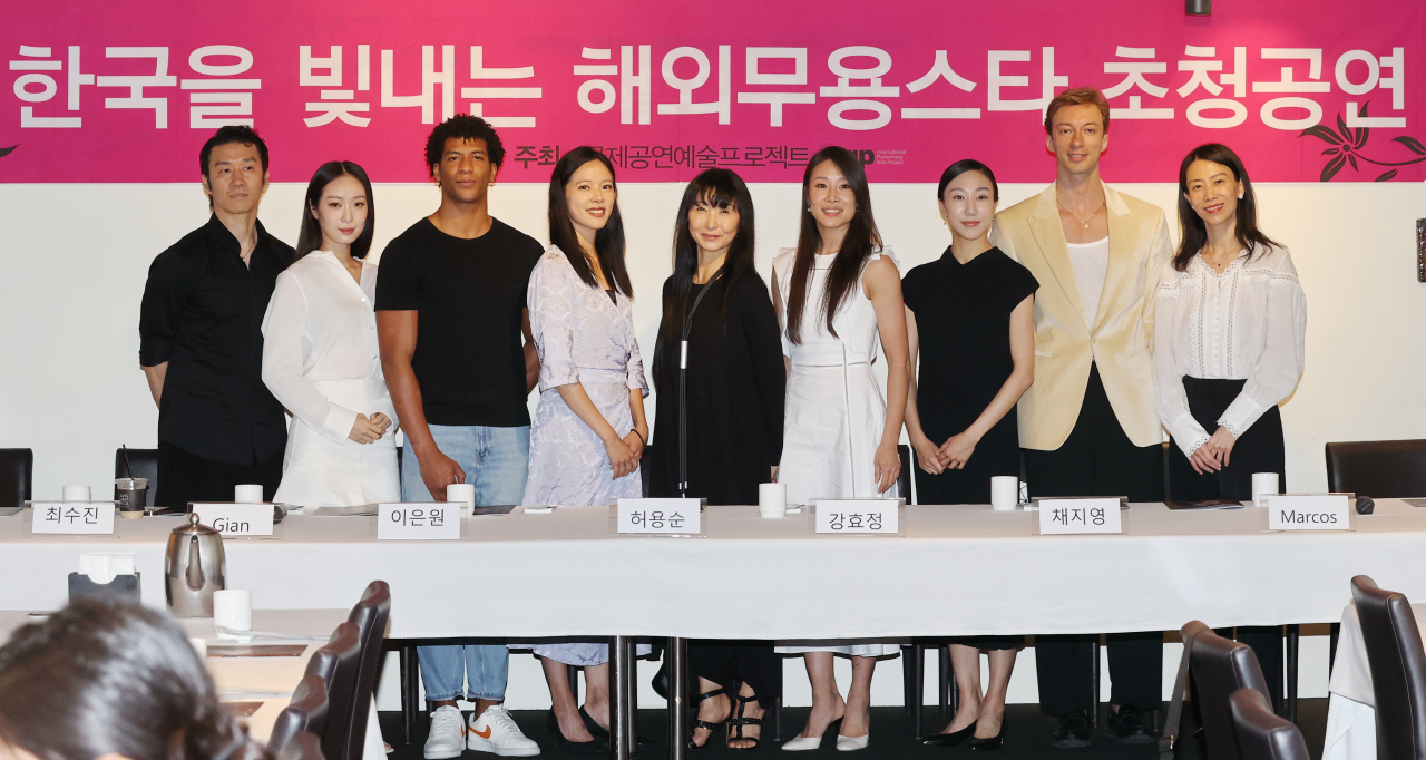 한국을 빛내는 해외무용스타 초청공연’ 무대에 오르는 안무가 김용걸, 현대무용가 최수진. 워싱턴발레단 수석무용수 지안 카를로 프레즈 알바레즈, 이은원, 허용순 예술감독, 빈 국립발레단 수석무용수 강효정, 보스턴 발레단 수석무용수 채지영, 마르코스 메나, 안무가 조주현(왼쪽부터). [연합]