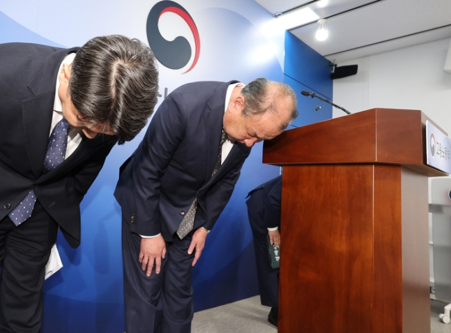 어수봉 한국산업인력공단 이사장과 임직원들이 지난달 23일 세종시 정부세종청사에서 ‘2023년도 정기 기사·산업기사 제1회 실기시험’ 답안지 파쇄사고와 관련해 고개숙여 사과하고 있다. [연합뉴스]