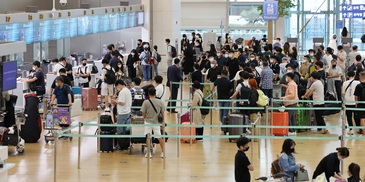 여행객들로 북적이는 인천국제공항 1터미널 출국장. [연합]