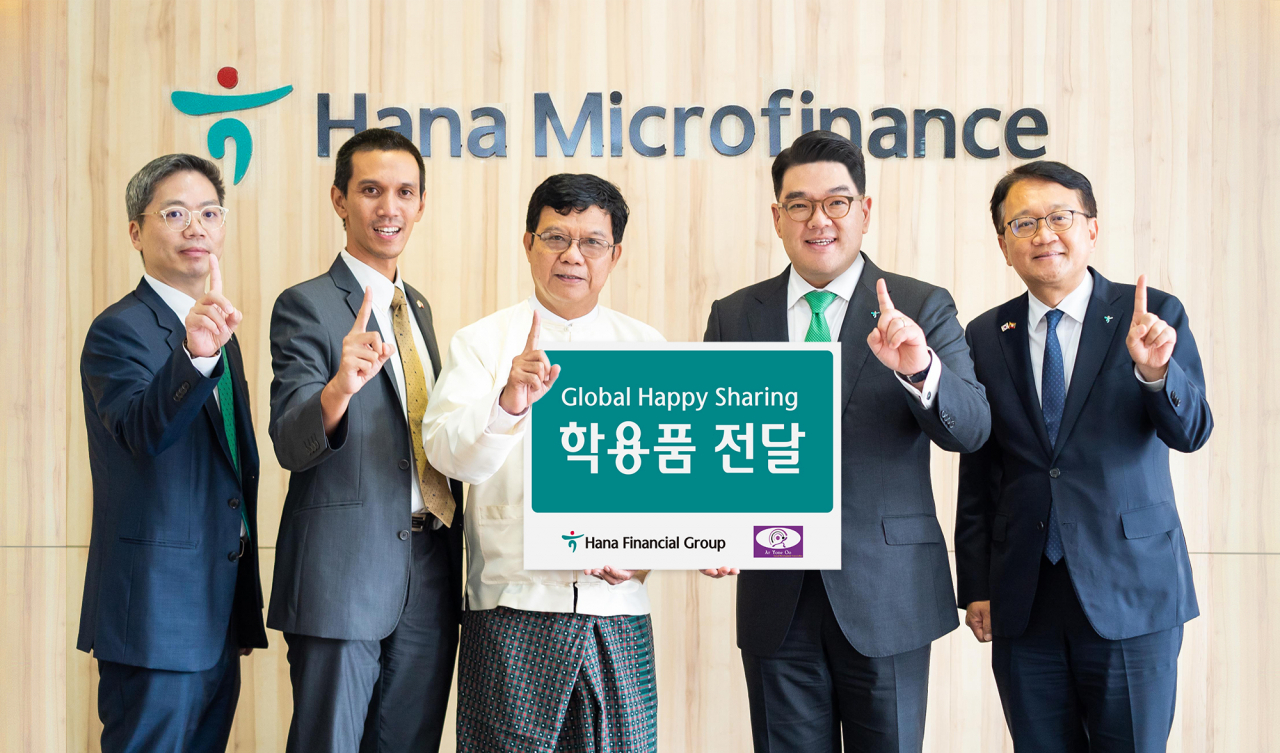 27일 미얀마 양곤에 소재한 현지 법인 하나마이크로파이낸스 본사에서 진행된 학용품 전달식에 참석한 이은형(왼쪽에서 네 번째) 하나금융그룹 부회장이 현지 구호단체 관계자들과 함께 기념촬영을 하고 있다.[하나금융그룹 제공]
