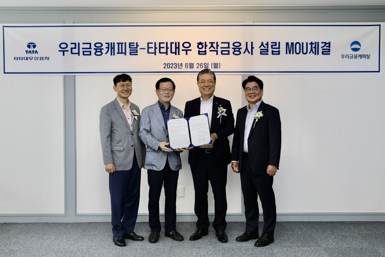 김정우(오른쪽부터)타타대우상용차판매 대표이사, 김방신 타타대우상용차 사장, 조병규 우리금융캐피탈 대표이사, 정연기 대표이사 내정자가 기념촬영을 하고 있다. [타타대우상용차 제공]