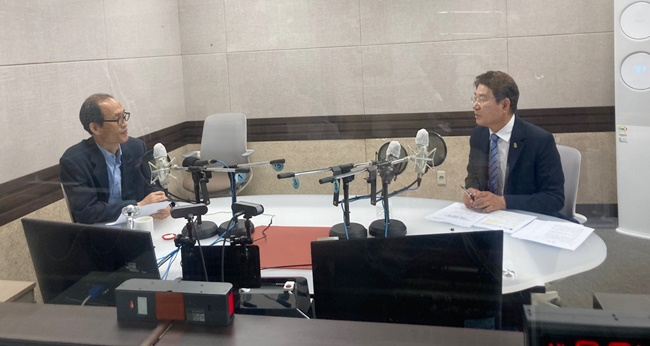노관규 순천시장(오른쪽)이 27일 순천방송국에 출연해 윤형혁 사회자의 질문을 받고 있다. [kbs순천 제공]