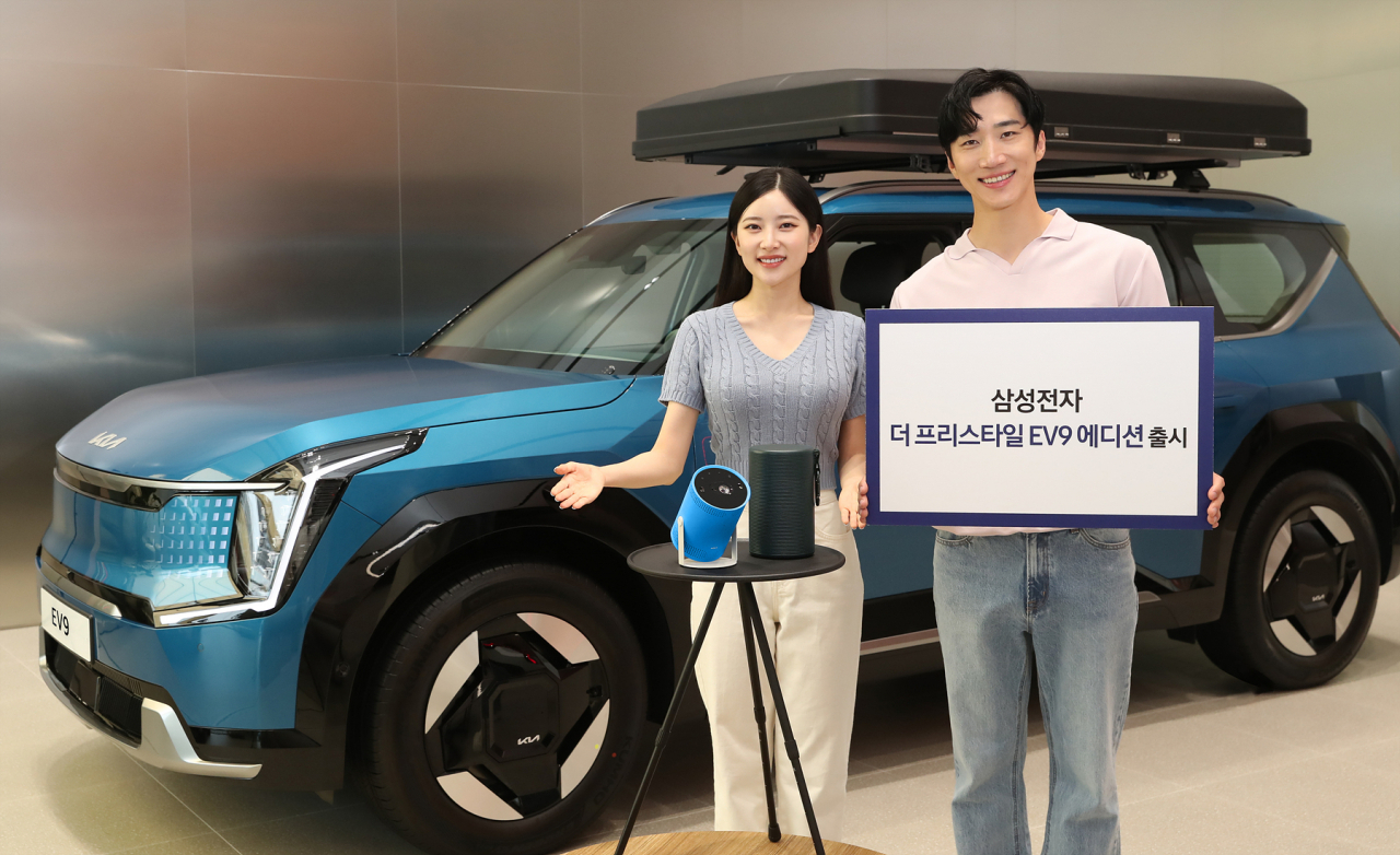 삼성전자 모델이 부천 기아플래그십 스토어에서 '더 프리스타일 EV9 에디션'을 소개하고 있는 모습.[삼성전자 제공]
