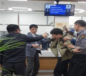 부산시가 민원인들의 폭언·폭행에 대비한 모의훈련을 실시하고 있다. [사진=부산시]